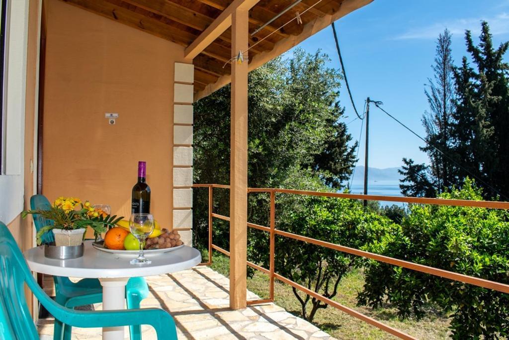 Takis & Eirini Family Apartments Perama  Bagian luar foto