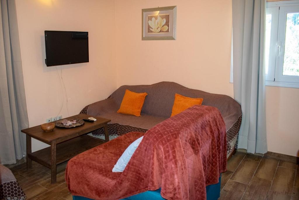 Takis & Eirini Family Apartments Perama  Bagian luar foto
