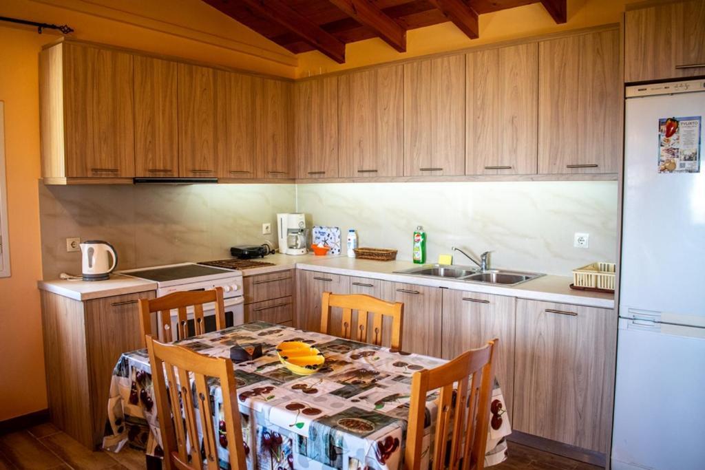 Takis & Eirini Family Apartments Perama  Bagian luar foto