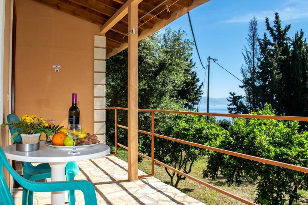 Takis & Eirini Family Apartments Perama  Bagian luar foto
