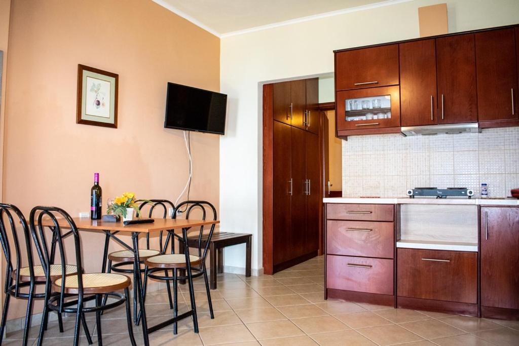 Takis & Eirini Family Apartments Perama  Bagian luar foto