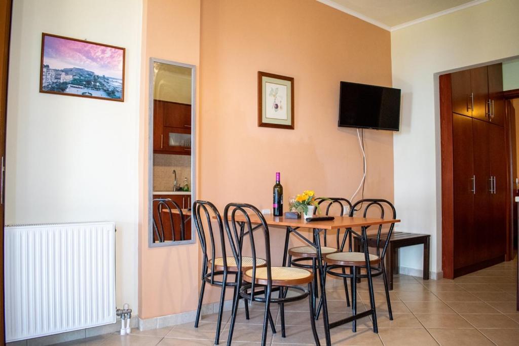 Takis & Eirini Family Apartments Perama  Bagian luar foto