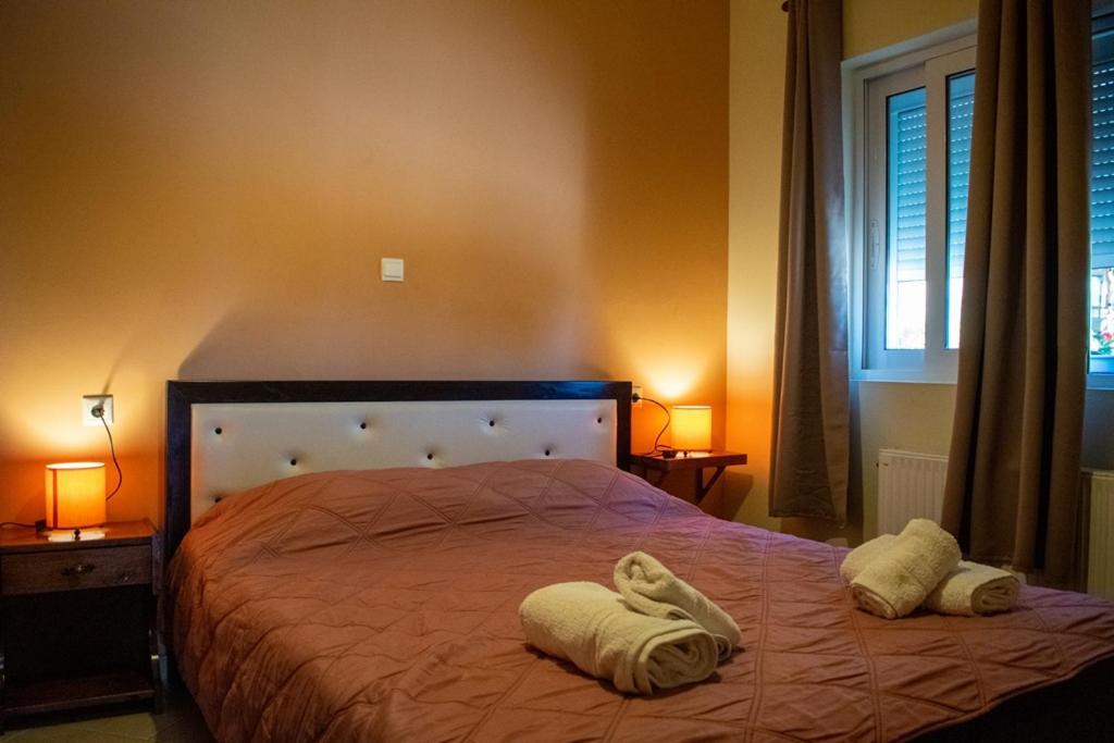 Takis & Eirini Family Apartments Perama  Bagian luar foto