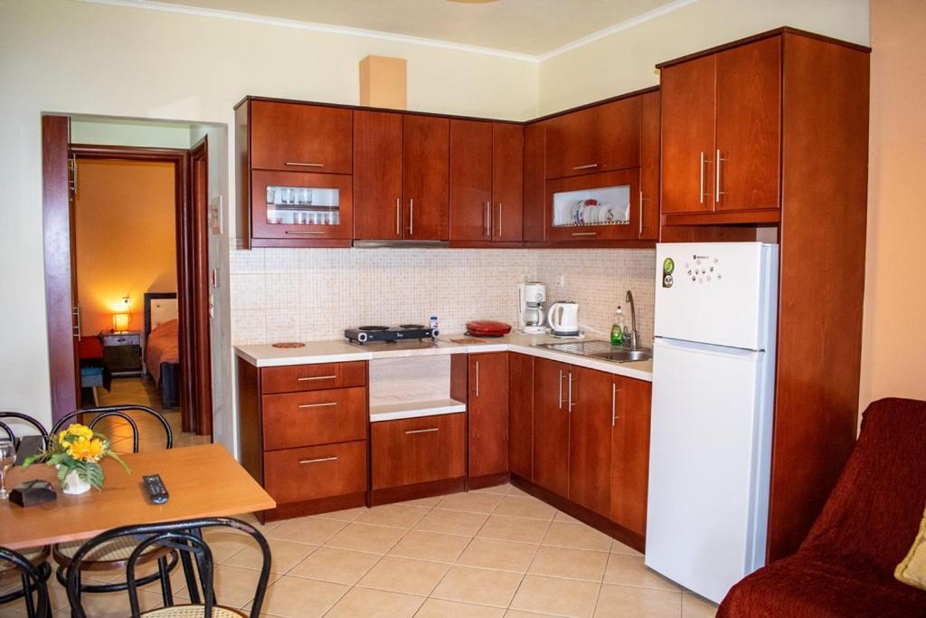 Takis & Eirini Family Apartments Perama  Bagian luar foto