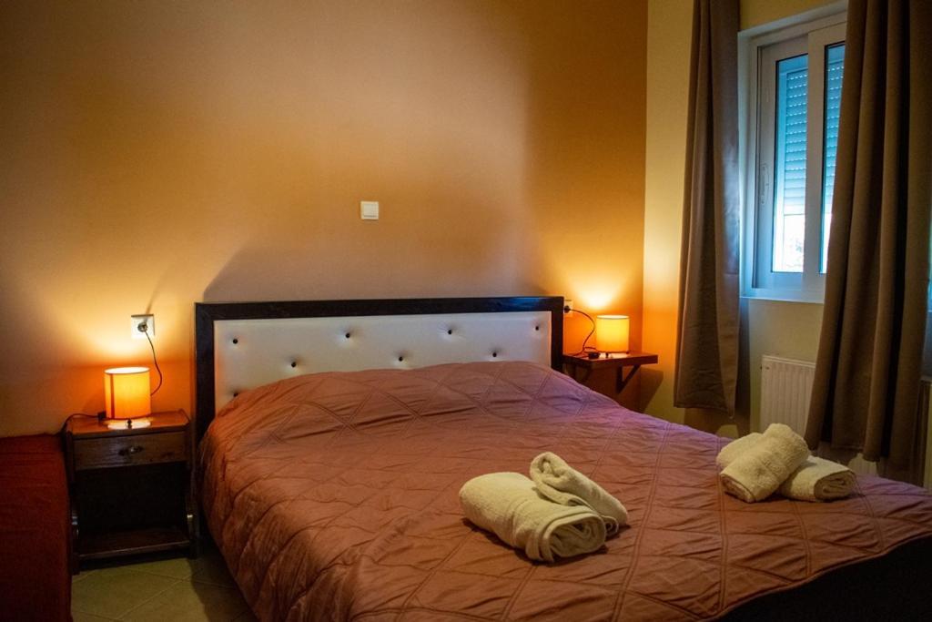 Takis & Eirini Family Apartments Perama  Bagian luar foto