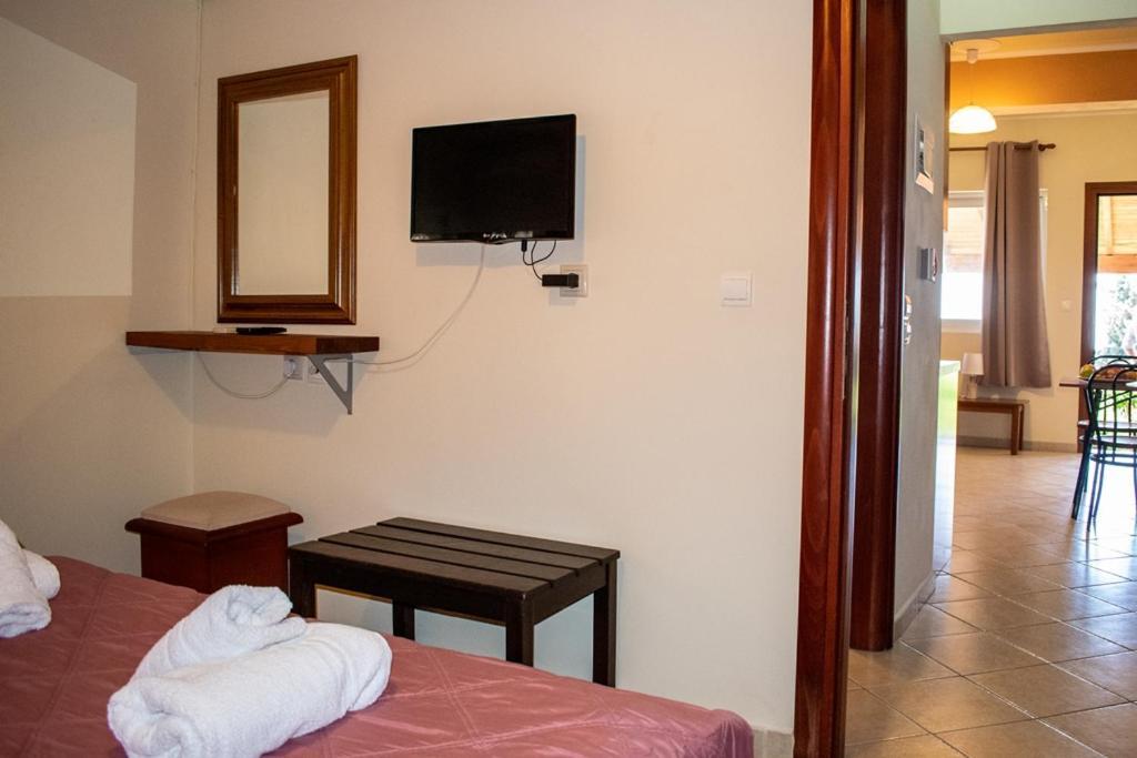 Takis & Eirini Family Apartments Perama  Bagian luar foto