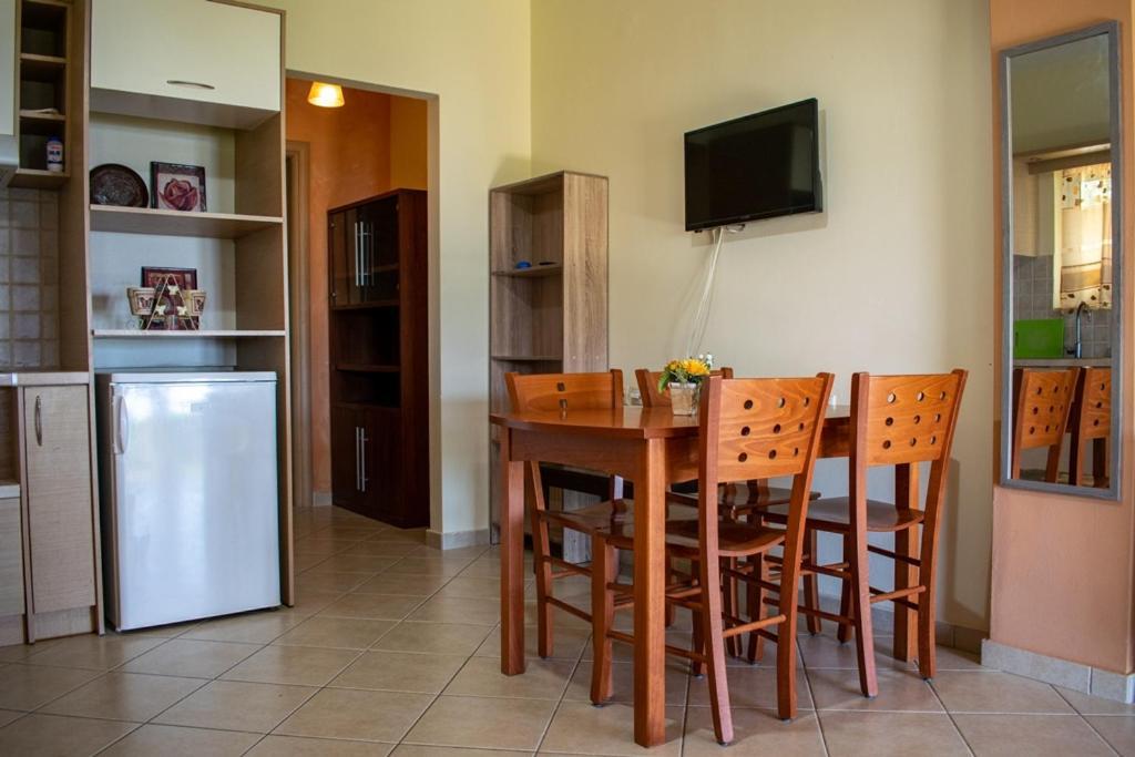Takis & Eirini Family Apartments Perama  Bagian luar foto