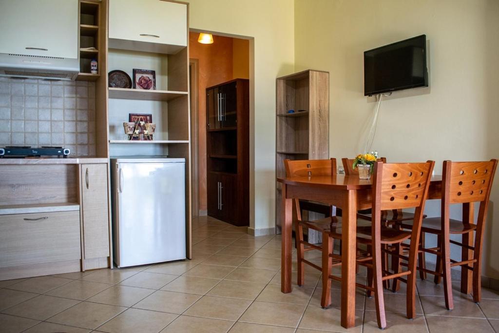 Takis & Eirini Family Apartments Perama  Bagian luar foto
