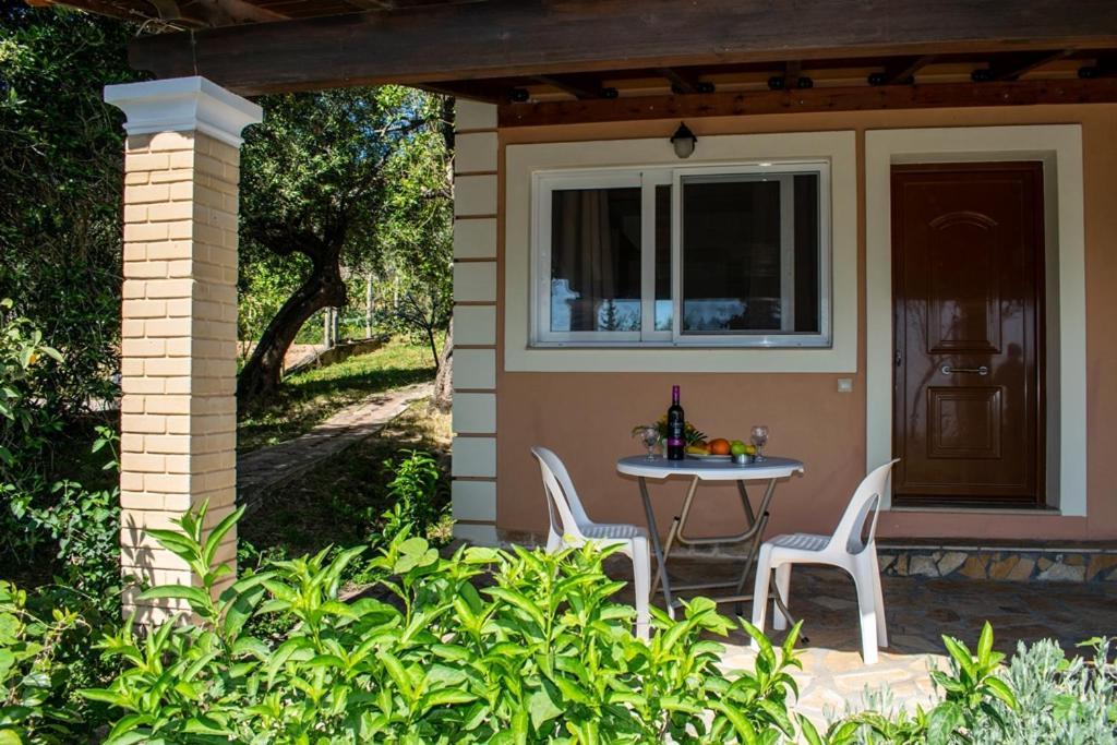 Takis & Eirini Family Apartments Perama  Bagian luar foto