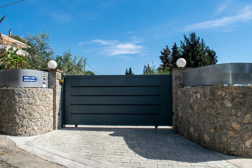 Takis & Eirini Family Apartments Perama  Bagian luar foto