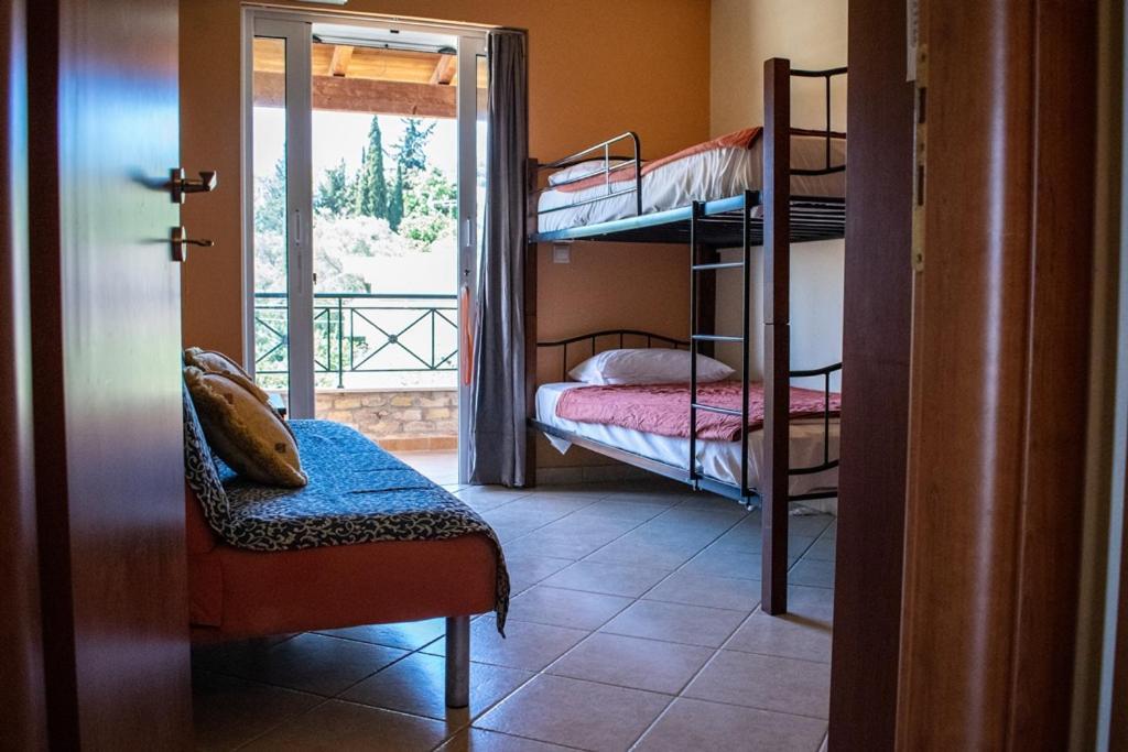 Takis & Eirini Family Apartments Perama  Bagian luar foto
