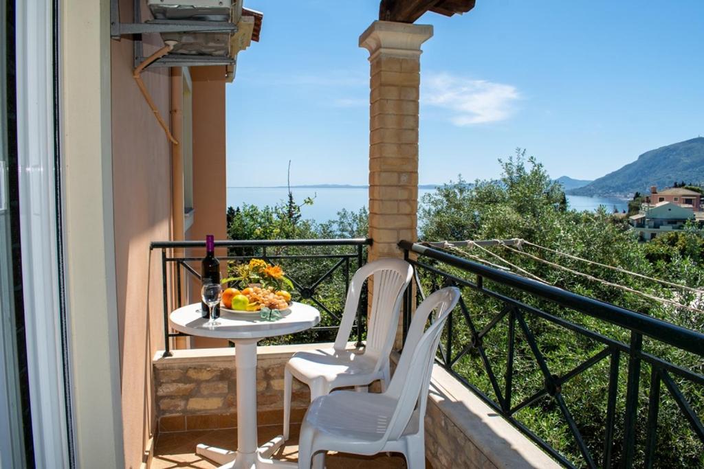 Takis & Eirini Family Apartments Perama  Bagian luar foto