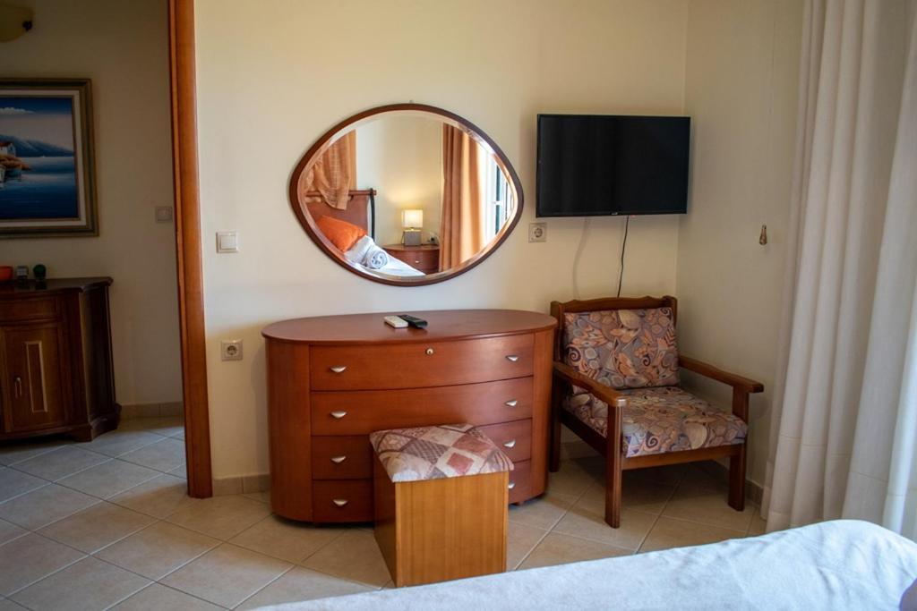 Takis & Eirini Family Apartments Perama  Bagian luar foto