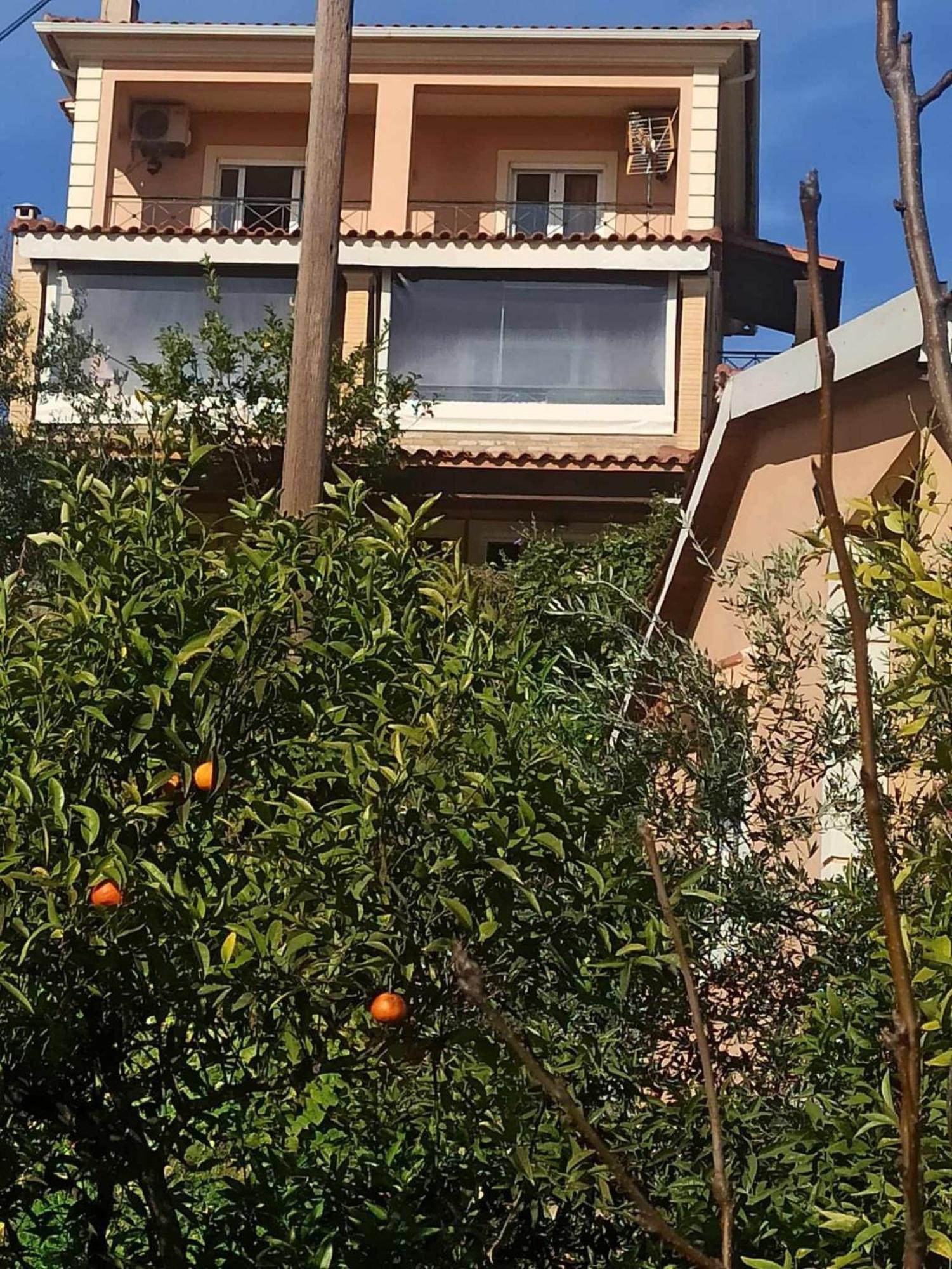 Takis & Eirini Family Apartments Perama  Bagian luar foto