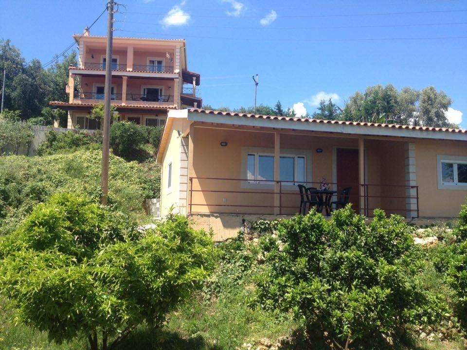 Takis & Eirini Family Apartments Perama  Bagian luar foto